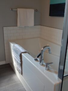 Moderne badkamer materialen: solid surface wastafel met rustige, naadloze uitstraling en minimalistisch design